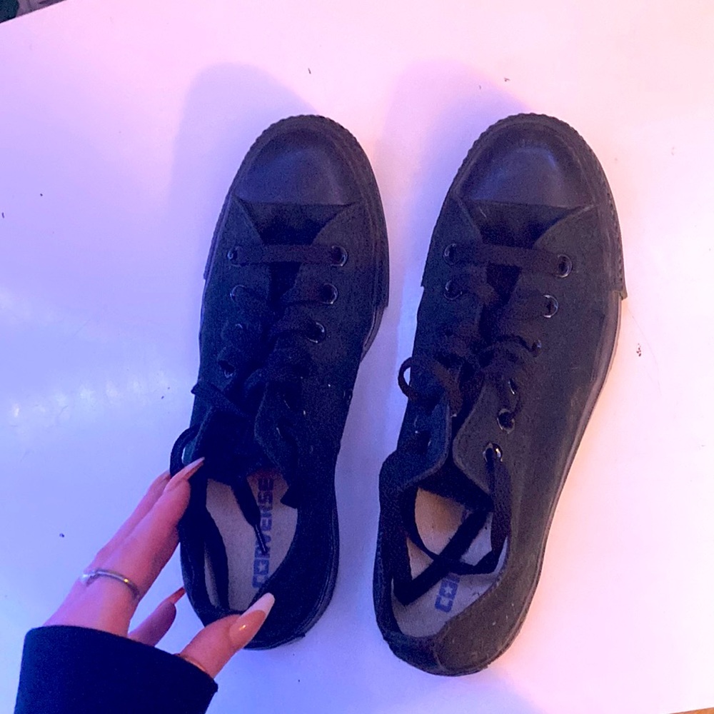 Black low top converse size 6w